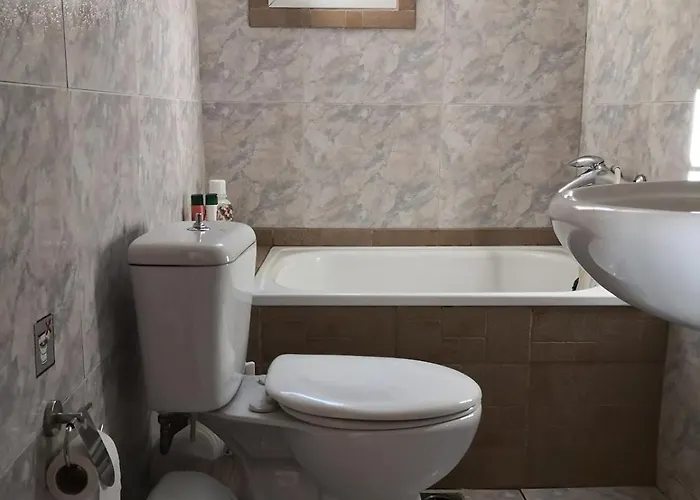 On 4th Floor With A Huge Balcony! 10 Min Away From Metro! Apartament Saloniki