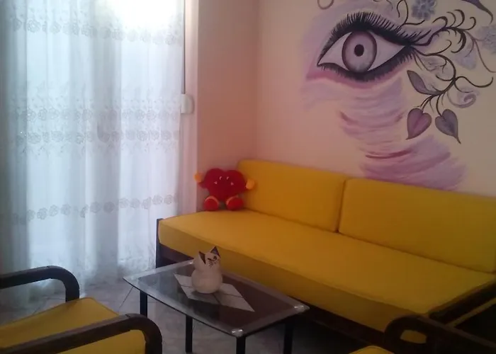 On 4th Floor With A Huge Balcony! 10 Min Away From Metro! Apartment