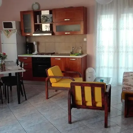 On 4th Floor With A Huge Balcony! 10 Min Away From Metro!