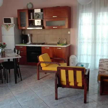 דירה On 4th Floor With A Huge Balcony! 10 Min Away From Metro! *
