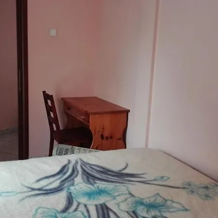 On 4th Floor With A Huge Balcony! 10 Min Away From Metro! דירה