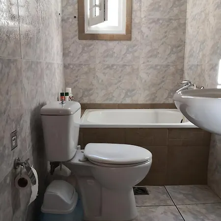 On 4th Floor With A Huge Balcony! 10 Min Away From Metro! דירה סלוניקי
