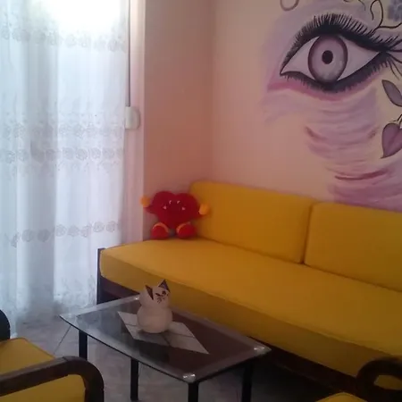 On 4th Floor With A Huge Balcony! 10 Min Away From Metro! דירה