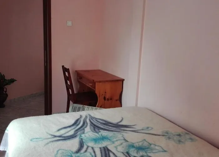 On 4th Floor With A Huge Balcony! 10 Min Away From Metro! Apartament