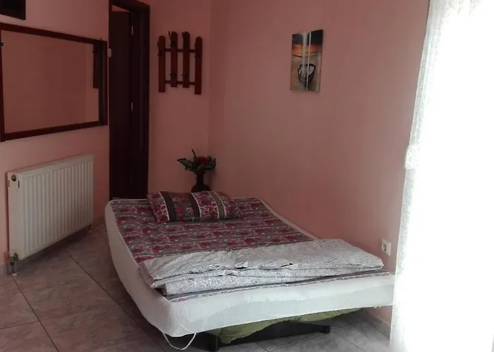 On 4th Floor With A Huge Balcony! 10 Min Away From Metro! Apartment *